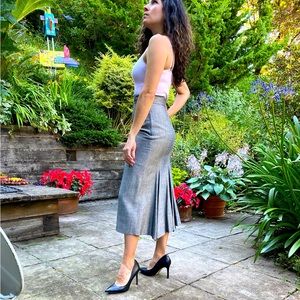 Tahari grey pencil skirk with back flair